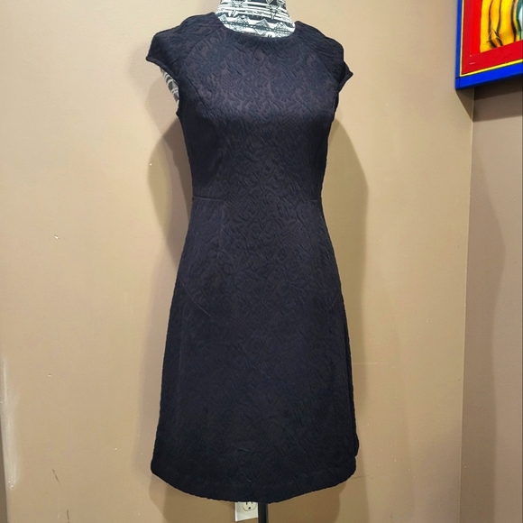 Ann Taylor Floral Stretch Jacquard Cap Sleeve Dress Sz 4 - Picture 2 of 9